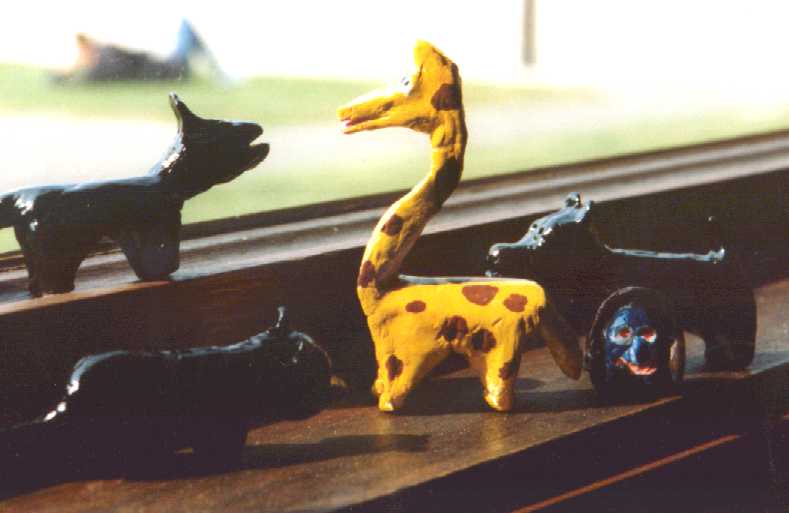 honden en giraf in darwi.jpg (27892 bytes)